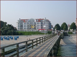 Ferienwohnungen K�hlungsborn: Apartmenthaus Atlantik - Blick von der Seebr&uuml;cke